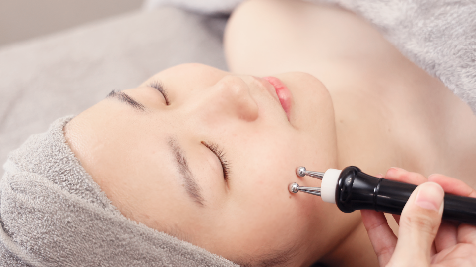 シミ改善予防/くすみ解消フェイシャルエステ施術写真